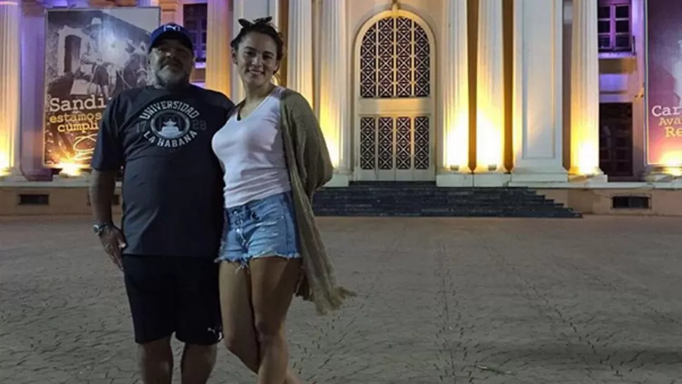EN NICARAGUA. La pareja posó frente al edificio del Palacio Nacional, en Managua. FOTO TOMADA DE INSTAGRAM.COM/ROCIO_G_OLIVA