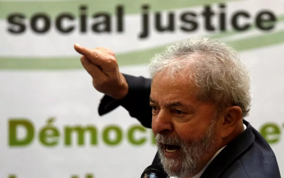 VEHEMENTE. Mostrándose por momentos muy afónico, Lula afirmó que no existe ningún delito que justifique el enjuiciamiento de su sucesora. reuters