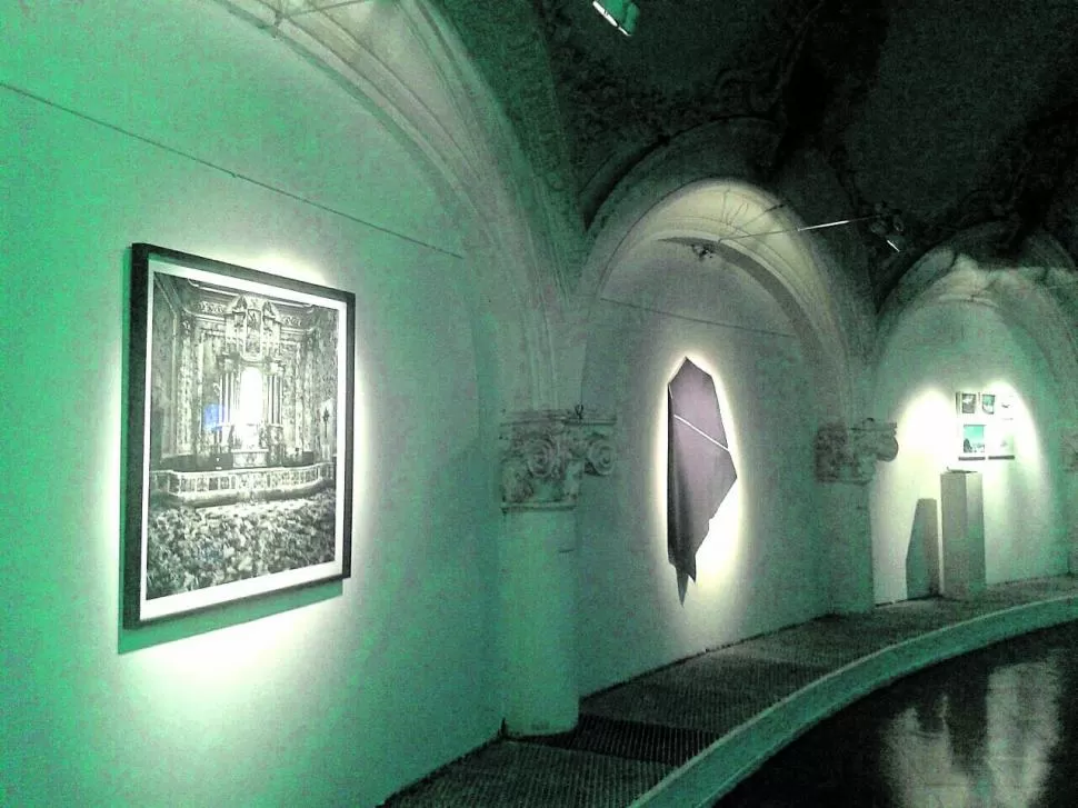 LA MUESTRA. Las obras -en segundo plano se puede ver la de Soria Vázquez- se exhiben en el Palais de Glace. Fundación Banco Itaú.