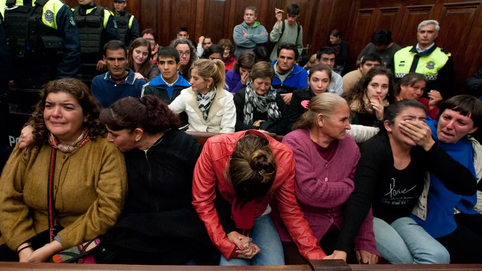 JUICIO. La familia de Ismael Lucena se quebró en llanto al escuchar el fallo del tribunal. LA GACETA / FOTO DE DIEGO ARÁOZ