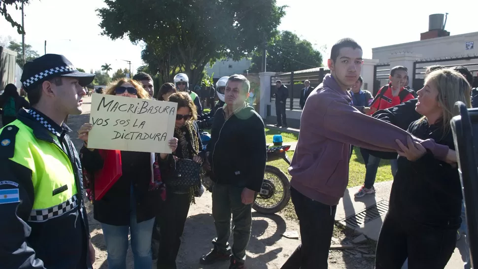 PROTESTA. Un grupo de vecino repudió a Macri en Yerba Buena. LA GACETA / JORGE OLMOS SGROSSO