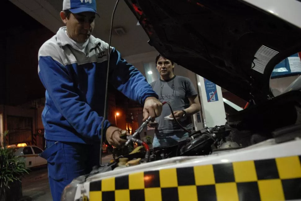EN ALERTA. Los choferes de taxis sostienen que el precio del GNC los perjudica / FOTO DE OSVALDO RIPOLL