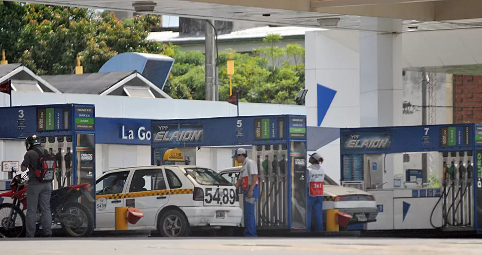 YPF. La petrolera estatal es una de las que aumentará sus precios. LA GACETA / FOTO DE ANALIA JARAMILLO