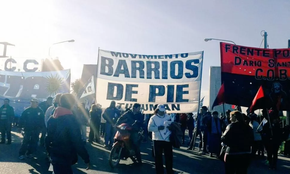 EN EL PUENTE. Los manifestantes coparon ayer el Lucas Córdoba. foto de barrios de pie tucumán