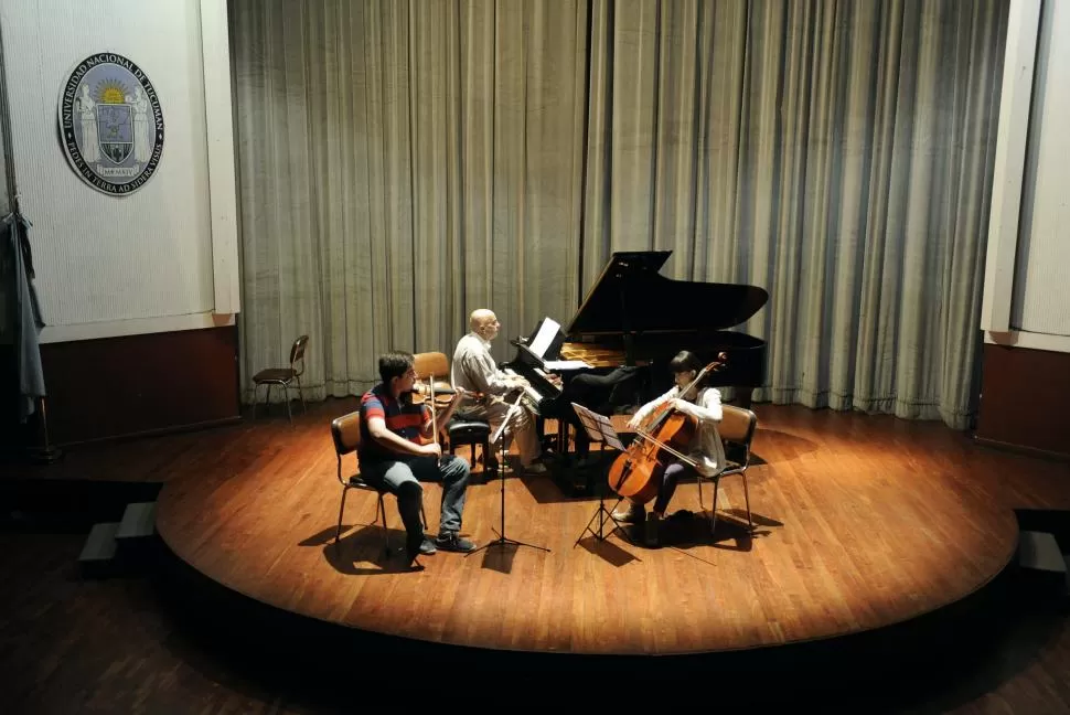 EN ACCIÓN. El trío se siente a gusto en el escenario del Centro Cultural Virla.  LA GACETA / FOTO DE FLORENCIA ZURITA.