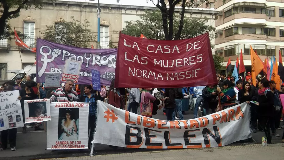 MANIFESTACIONES. Distintas organizaciones se instalaron frente a los tribunales penales de avenida Sarmiento. LA GACETA / FOTO DE FLORENCIA ZURITA VÍA MÓVIL