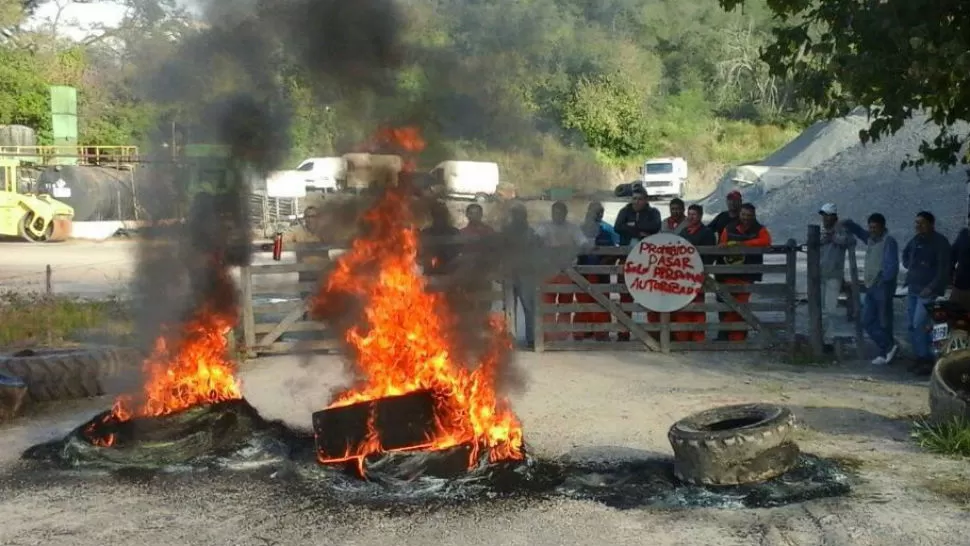 Empleados despedidos bloquearon en Tapia la planta de Vialnoa