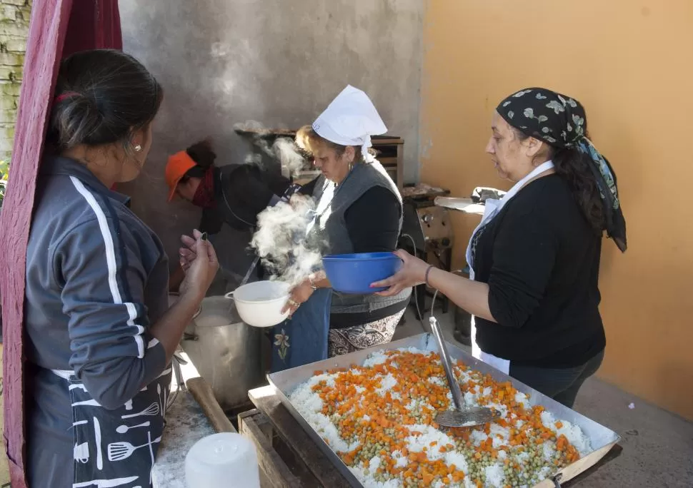 ENTRE TODAS. Las mujeres de la cocina “Nueva Luz”, del barrio Ampliación Elena White, preparan la comida para unos 150 comensales. LA GACETA / FOTOS DE FLORENCIA ZURITA.