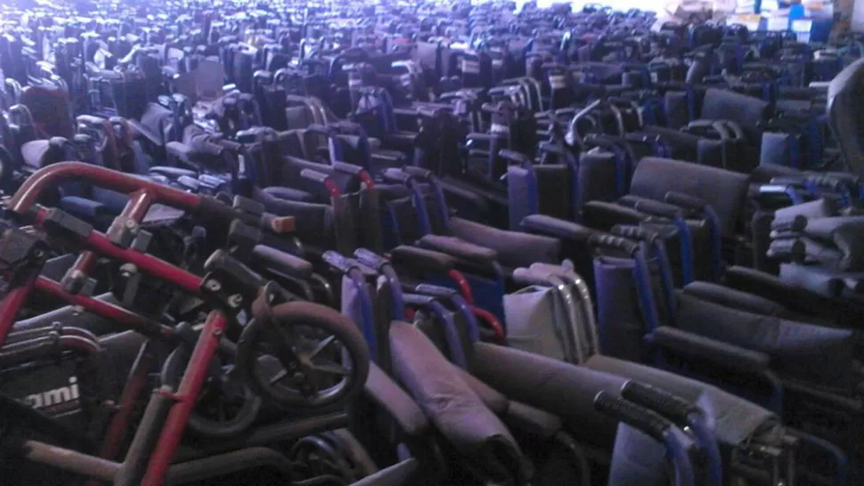 DETERIORADAS. Cerca de 16 mil sillas de ruedas fueron descubiertas en un galpón. FOTO TOMADA DE TWITTER.COM/REGACARLOS