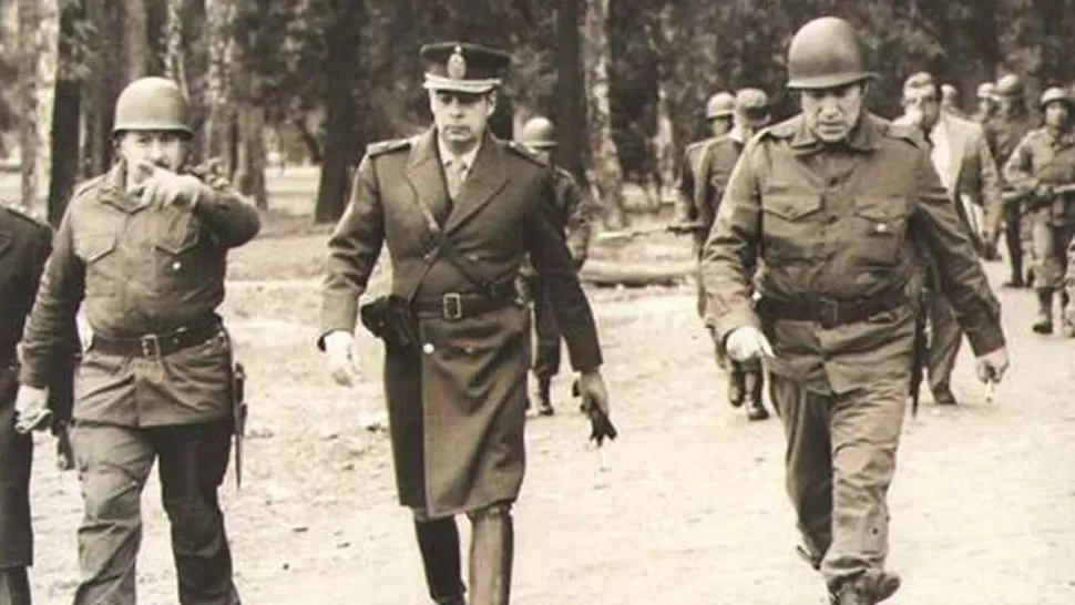 LOS COMIENZOS. Acdel Vilas y Antonio Bussi, primer y segundo responsable del Operativo Independencia, flanquean al entonces jefe de la V Brigada. FOTO ARCHIVO