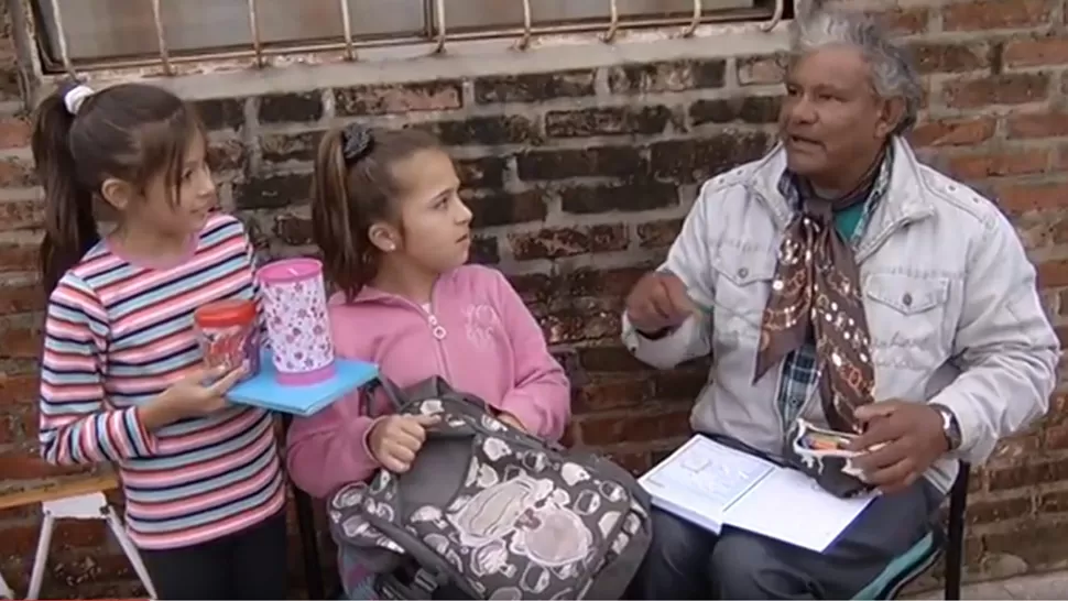 EJEMPLO. Pilar, de 11 años, va a enseñarle a leer a Rafael, de 59, cada día después de la escuela. CAPTUTA DE VIDEO