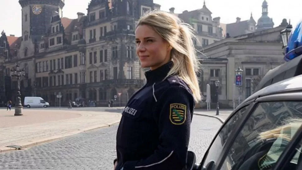 La sexy policía que enloquece a todos en Instagram