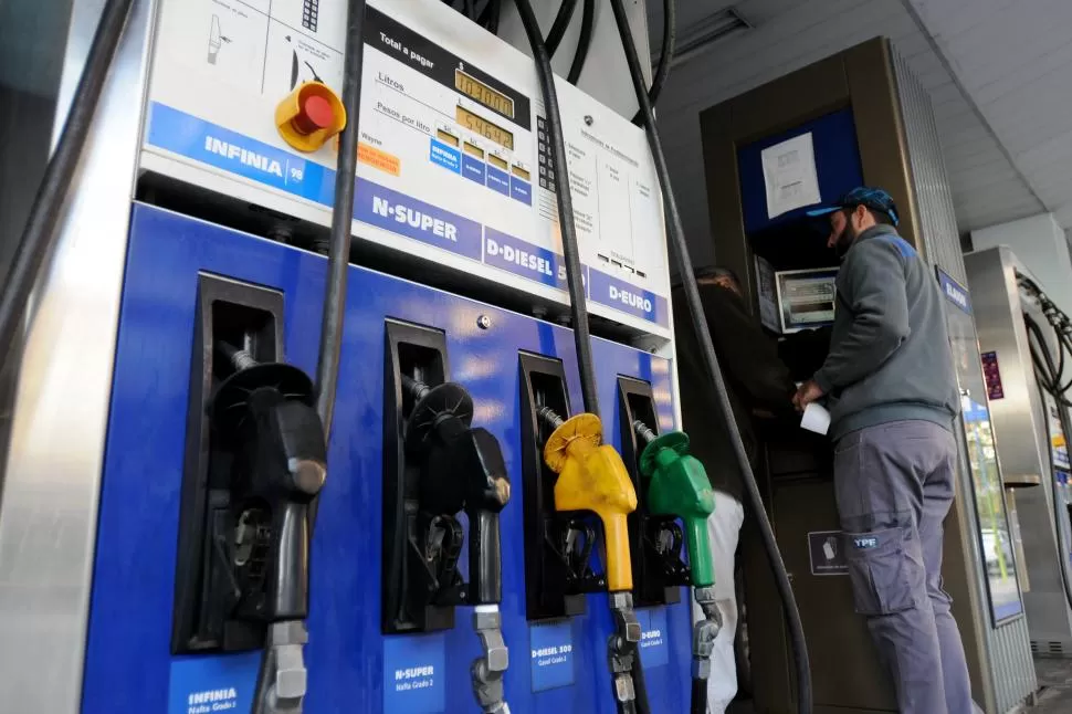 EN TUCUMÁN. La nafta súper se vende a $ 18,94 y la premium a $ 20,79; el diesel premium, a $ 18,85.   la gaceta / foto de Analía Jaramillo