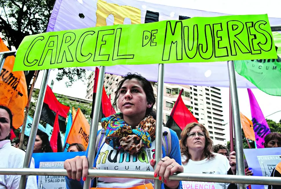 PROTESTA EN TRIBUNALES. Organizaciones que defienden los derechos de la mujer pidieron la libertad de Belén. la gaceta / foto de FLORENCIA ZURITA