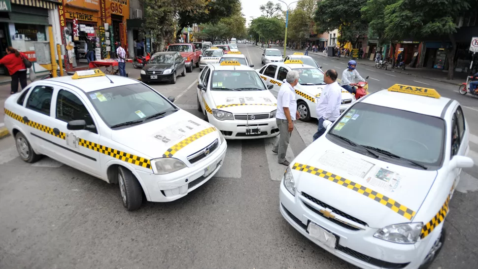 PROTESTA DE TAXISTAS. Los dueños de los autos reclaman por el aumento del GNC. ARCHIVO