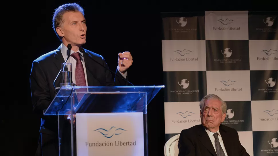 EN LA FUNDACIÓN LIBERTAD. El presidente habla ante la atenta mirada del premio Nobel Mario Vargas Llosa. DYN