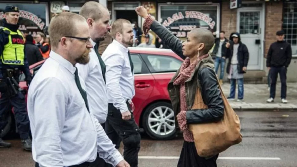 La foto que recorre el mundo: una activista negra se enfrentó a 300 neonazis