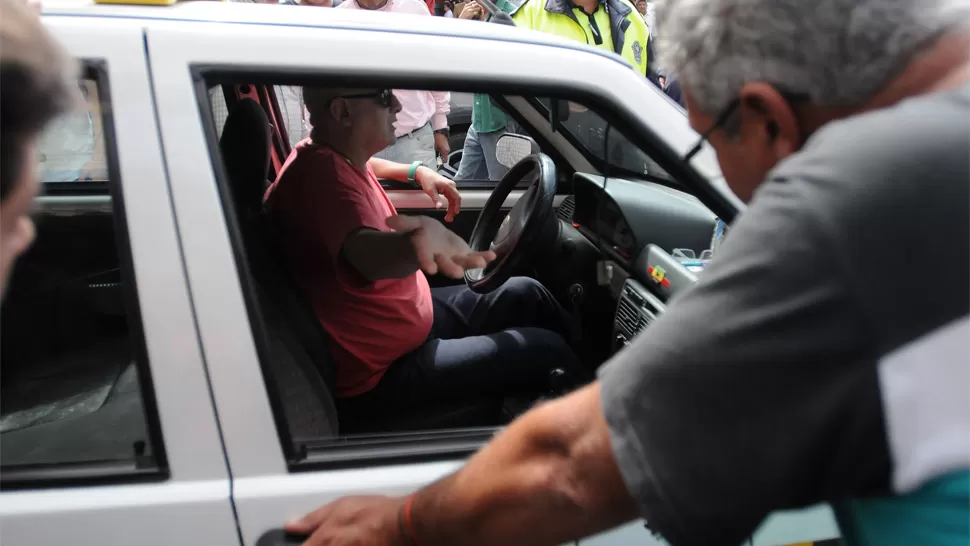 TENSIÓN EN EL MICROCENTRO. Algunos manifestantes increpaban a los taxistas que trabajaban. LA GACETA / FOTO DE ANALÍA JARAMILLO