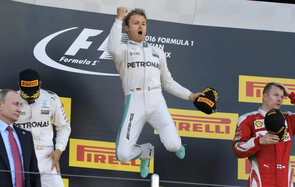 ALEGRÍA INMENSA. Nico Rosberg dio un salto de felicidad apenas se instaló en lo más alto del podio del GP ruso de Sochi. Lewis Hamilton, cabizbajo, y Kimi Raikkoner, con cara de póker, convidados de piedra. Reuters