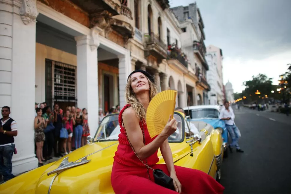 EN INSTAGRAM. “¡Hola Cuba!”, escribió la modelo Gisele Bundchen y acompañó con una foto en el centro de La Habana.  FOTOS REUTERS.