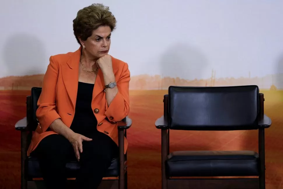 QUÉ SERÁ DE MÍ. Dilma Rousseff encabezó un acto protocolar, donde se la vio pensativa y cada vez más sola. reuters