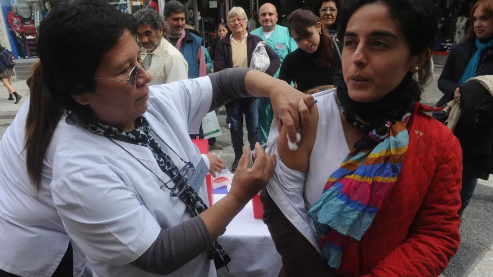 VACUNACIÓN. Días atrás, hubo una campaña de vacunación contra la gripe en la plaza Independencia. ARCHIVO