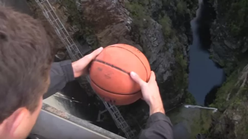 ¿Qué pasa cuando se arroja una pelota de básquet desde 120 metros de altura?
