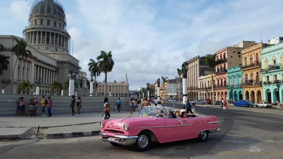 PASEO EN DESCAPOTABLE. Los almendrones (autos antiguos) son los preferidos de los turistas que van al Capitolio, ubicado en La Habana Vieja, donde se luce la arquitectura colonial.