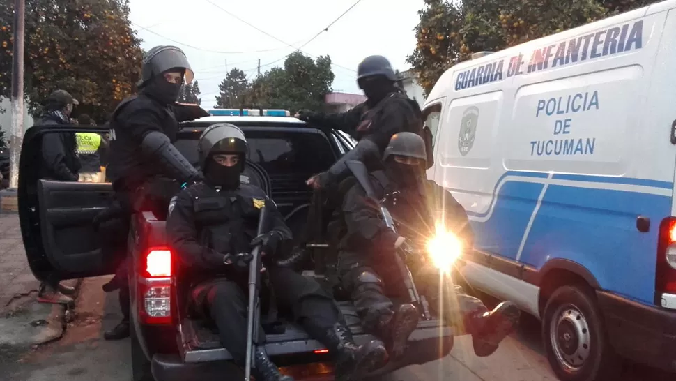 VILLA 9 DE JULIO. Equipos especiales de la Policía buscan a miembros de los clanes Toro y Carrión. GENTILEZA POLICÍA DE TUCUMÁN