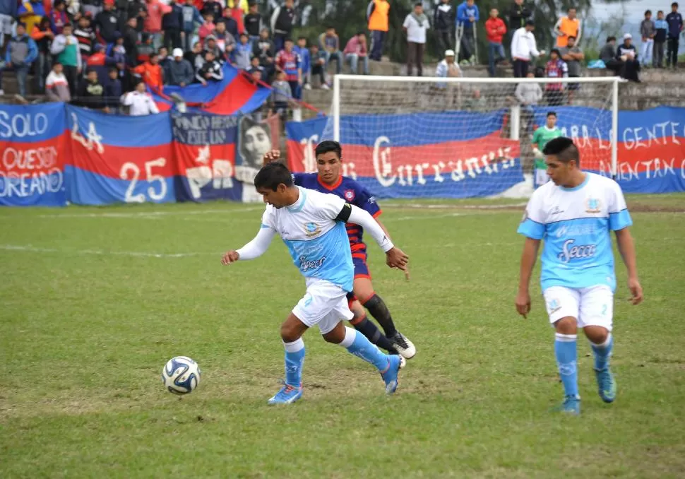 PRESENCIA. Gerardo Sosa, el capitán de Deportivo, se lleva la pelota.  la gaceta / foto de osvaldo ripoll 