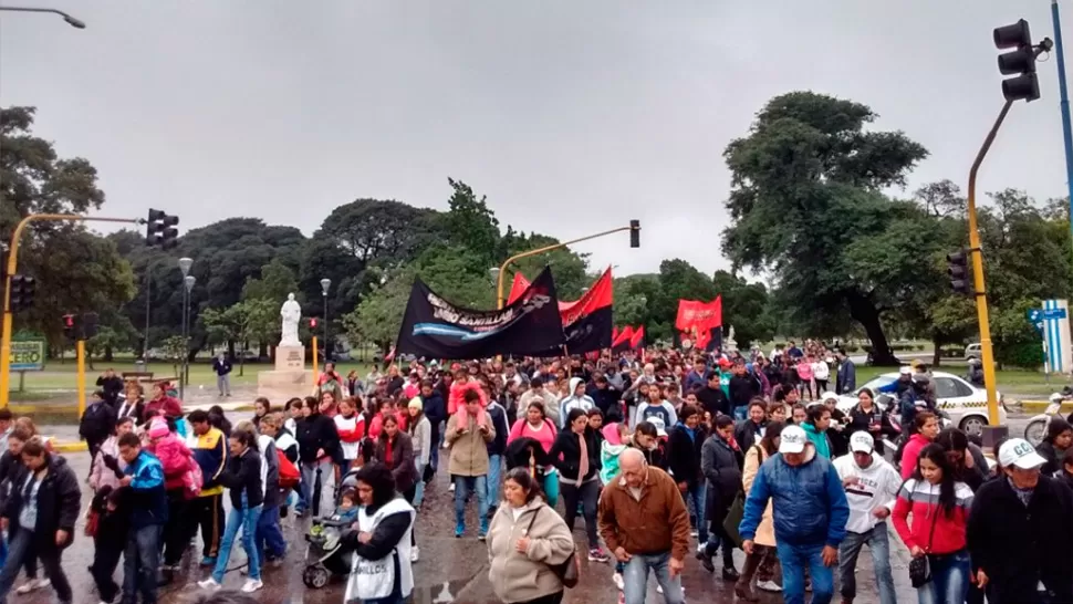 RUMBO A LA PLAZA. La columna de manifestantes partió desde el parque 9 de Julio. FOTOS TOMADA DE TWITTER.COM/FPDSTUC