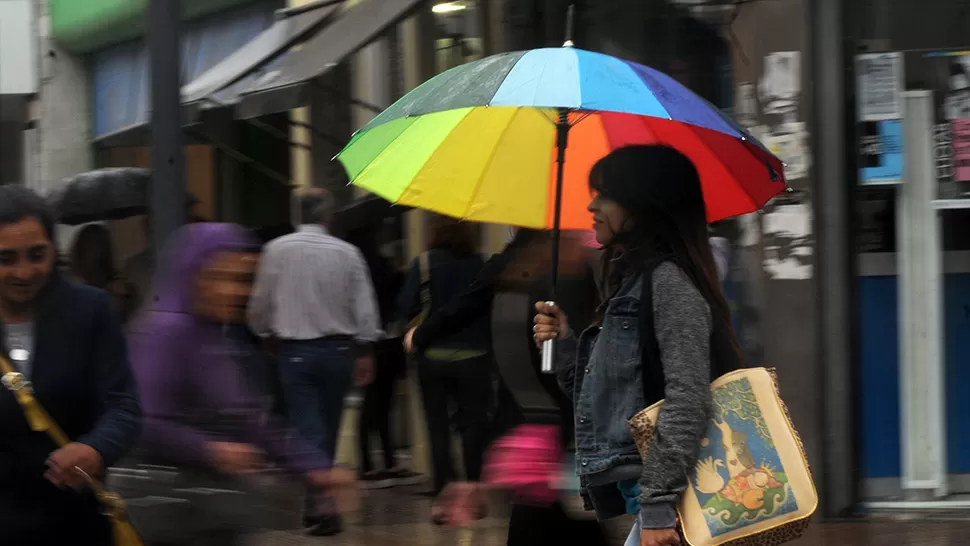 TENELO A MANO. Habrá que cargar el paraguas al menos hasta el jueves, de acuerdo a los pronósticos. ARCHIVO LA GACETA / FOTO DE ANALÍA JARAMILLO