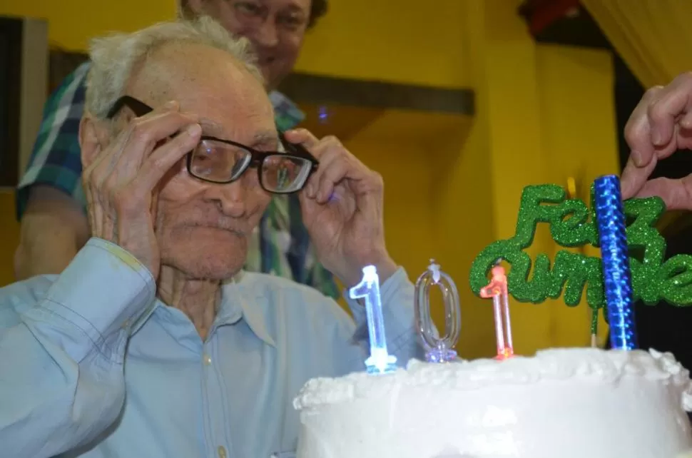 ¿TANTOS? Parecía preguntarse don Chicho, ante las 101 velitas de su cumpleaños, el 16 de abril pasado. Gentileza familia Signio.