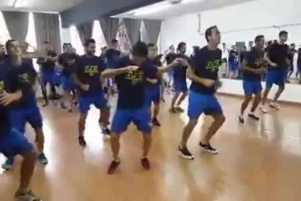 Video: Ramacciotti prepara a sus jugadores bailando La Mordidita y hace furor