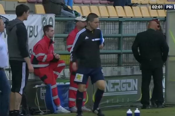 Por borracho, el árbitro no podía ni caminar y lo retiraron del campo