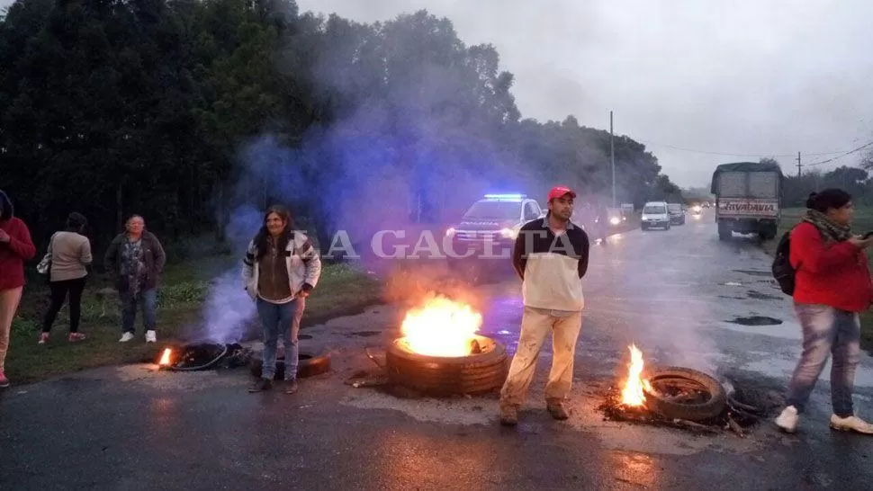SIN PASO. Los manifestantes interrumpen el ingreso a la comuna de El Cadillal. FOTO ENVIADA POR UN LECTOR