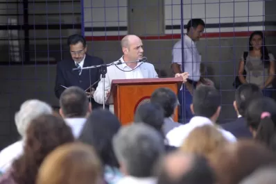 Estudian tomar exámenes finales en cada año escolar