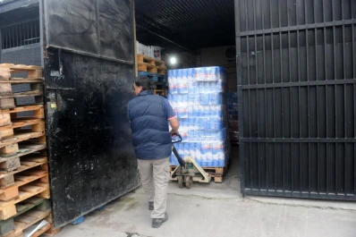 Tres hombres se llevaron casi $ 800.000 de una distribuidora