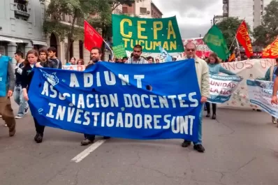 Docentes y estudiantes universitarios protestaron en la plaza Independencia