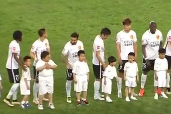 Video: la broma de Lavezzi que hizo enojar a un niño
