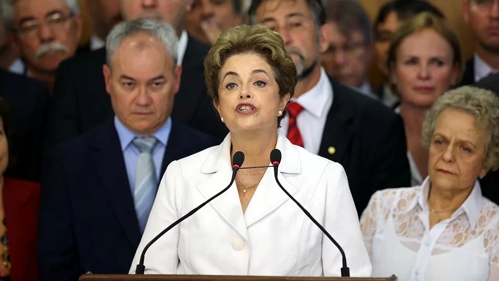 DISCURSO. Dilma Rousseff habla ante periodistas acompañada por su gabinete. CAPTURA DE TV