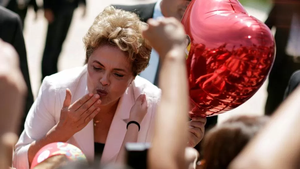 ANTE SUS SEGUIDORES. Dilma Rousseff habló a la salida del palacio gubernamental y repitió que luchará para cumplir su mandato. REUTERS