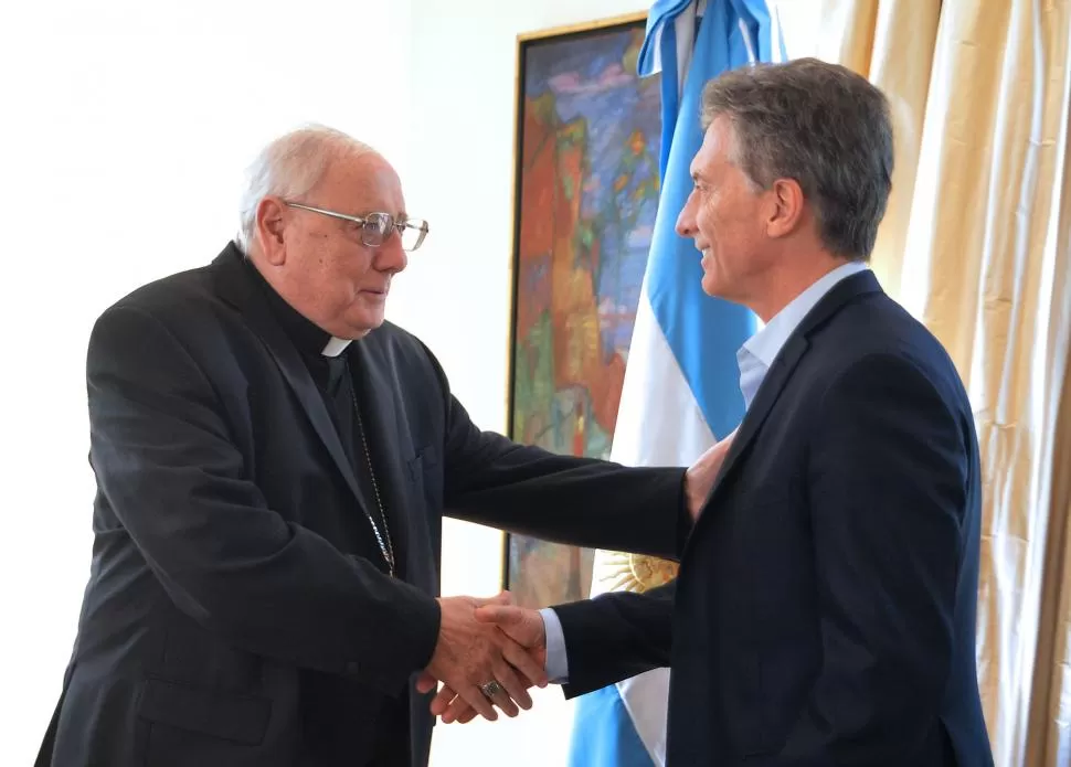 BUEN CLIMA. El Presidente saluda a Arancedo, arzobispo de Santa Fe. dyn