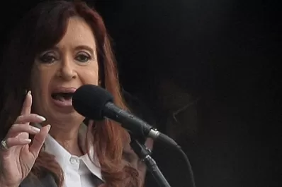 Procesan y embargan a Cristina Kirchner por la causa del dólar futuro
