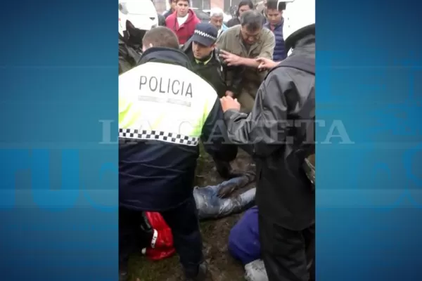 Video: intentaron asaltar un colectivo, pero les dieron una paliza