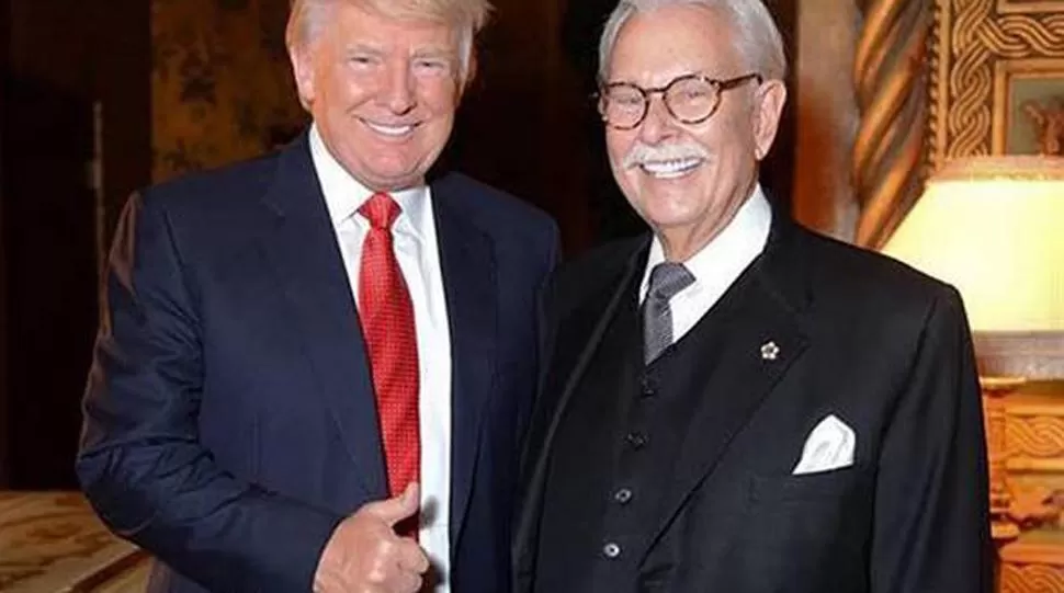 SUPUESTAS AMENAZAS. Donal Trump y su ex mayordomo, Anthony Senecal. FOTO TOMADA DE CLARÍN. 