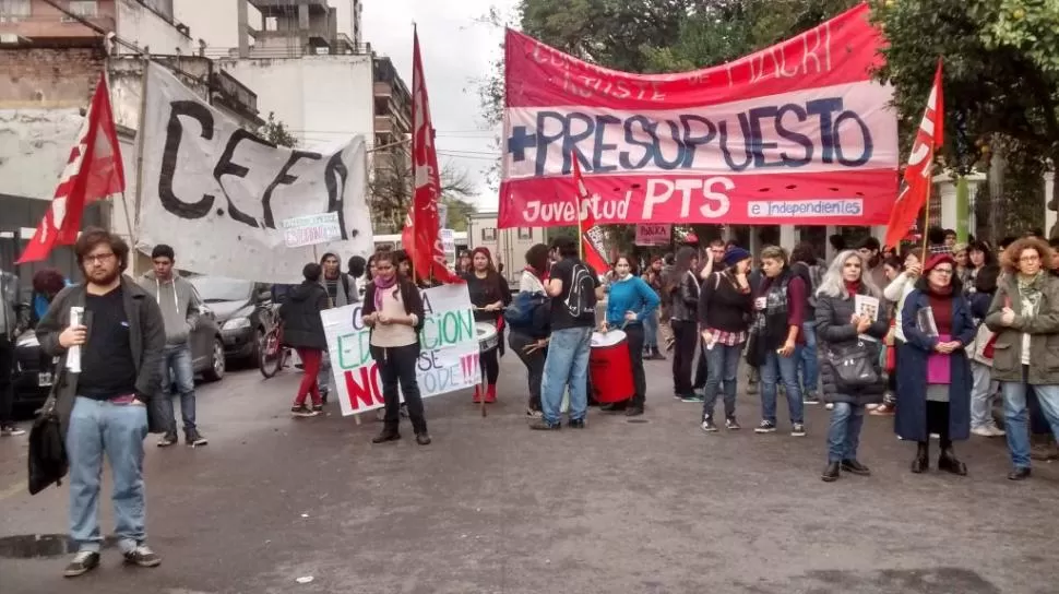 FRENTE AL RECTORADO. Dirigentes de Adiunt fueron acompañados ayer en la protesta por estudiantes. foto de adiunt / twitter