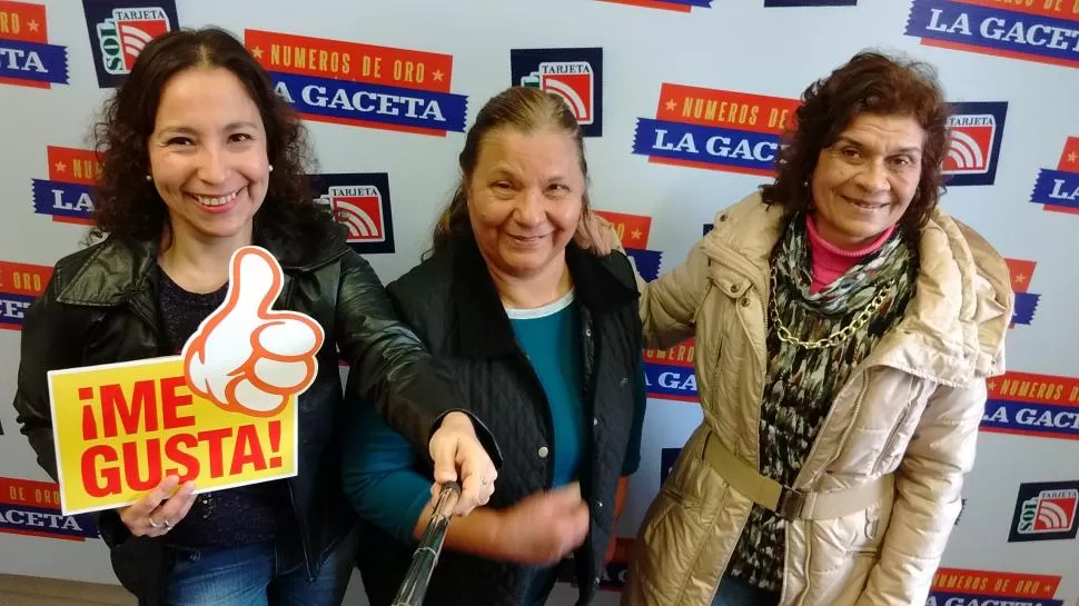 SONRISAS GANADORAS. María Marta Paz, Alcira Rivera y Ana María Navall se tomaron una “selfie” cuando vinieron a retirar sus recompensas.  