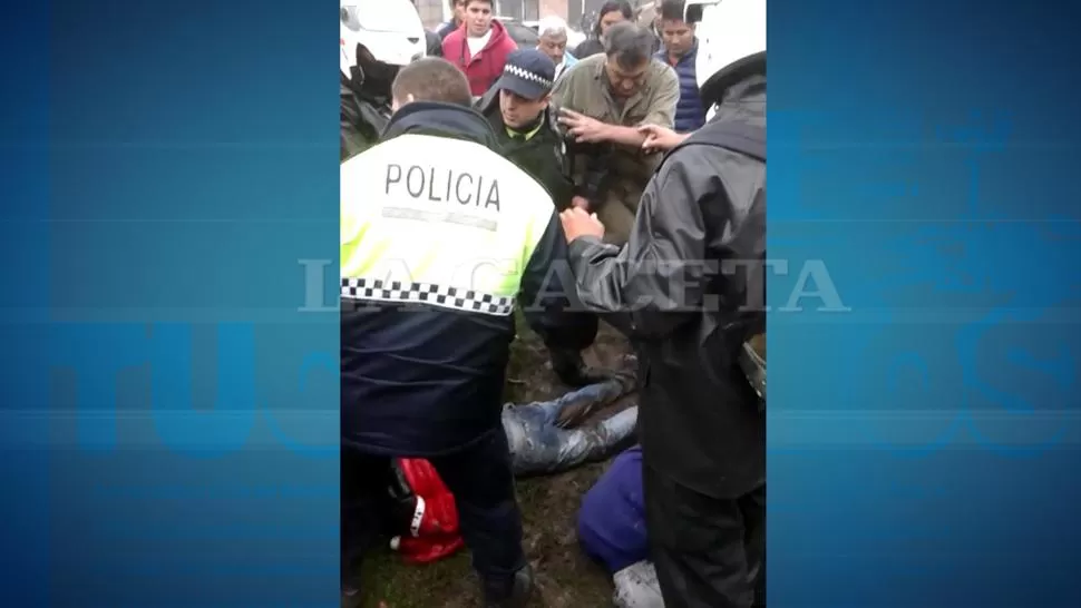 ATAQUE. Los policías intentan evitar que la gente siga golpeando a los ladrones. CAPTURA DE VIDEO