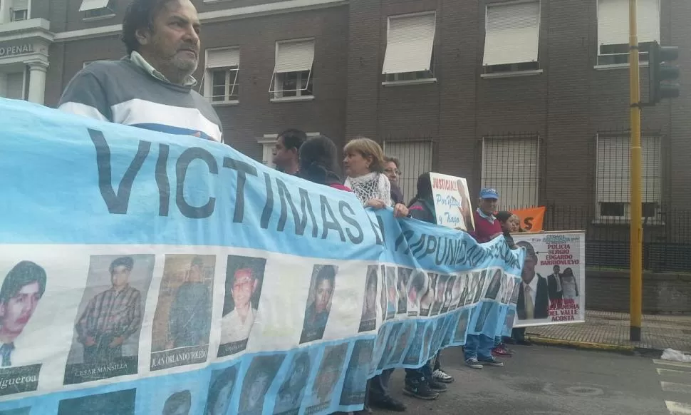 CORTE DE TRÁNSITO. Familiares de Víctimas de la Impunidad en la avenida Sarmiento, frente al edificio de Tribunales. foto enviada a la gaceta en whatsapp